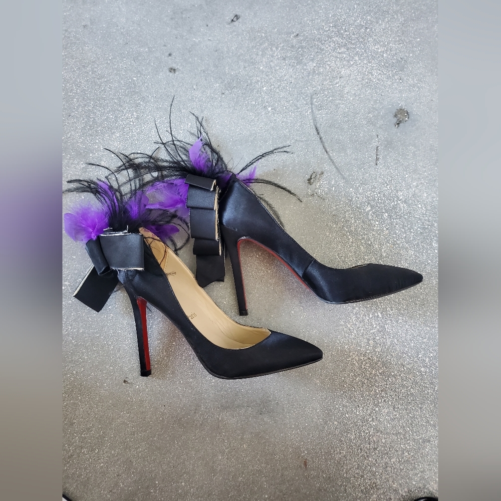 Satin high heels with feathers